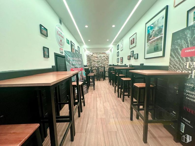 Retail for sale at Calle Cava Baja, Centro, Madrid, 28005 with table, picture frame, stool, flooring, interior design, floor, restaurant, varnish, hardwood and chair around