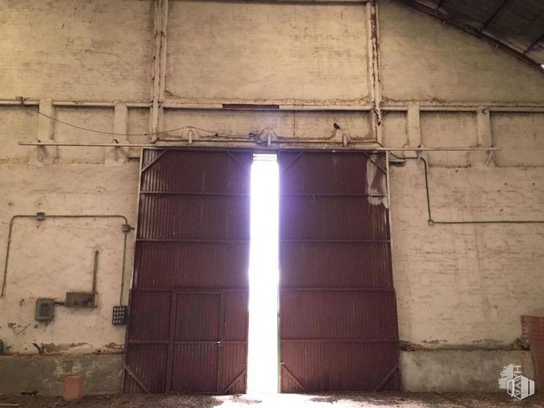 Industrial for sale at Calle Cerro Molino, Tresjuncos, Cuenca, 16422 with door, wood, rectangle, brickwork, brick, gas, tints and shades, fixture, rural area and facade around