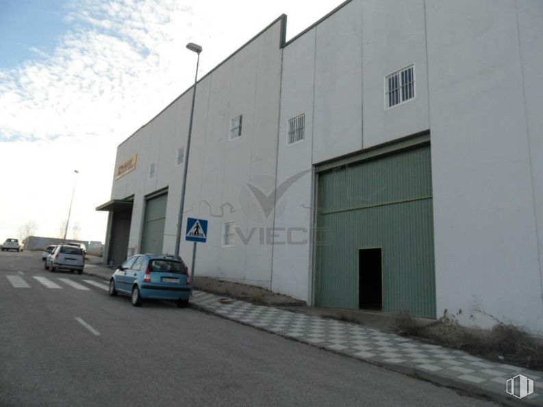 Industrial for sale at Polígono del Sepes, Cuenca, 16003 with car, building, automotive parking light, sky, vehicle, cloud, window, asphalt, road surface and wheel around