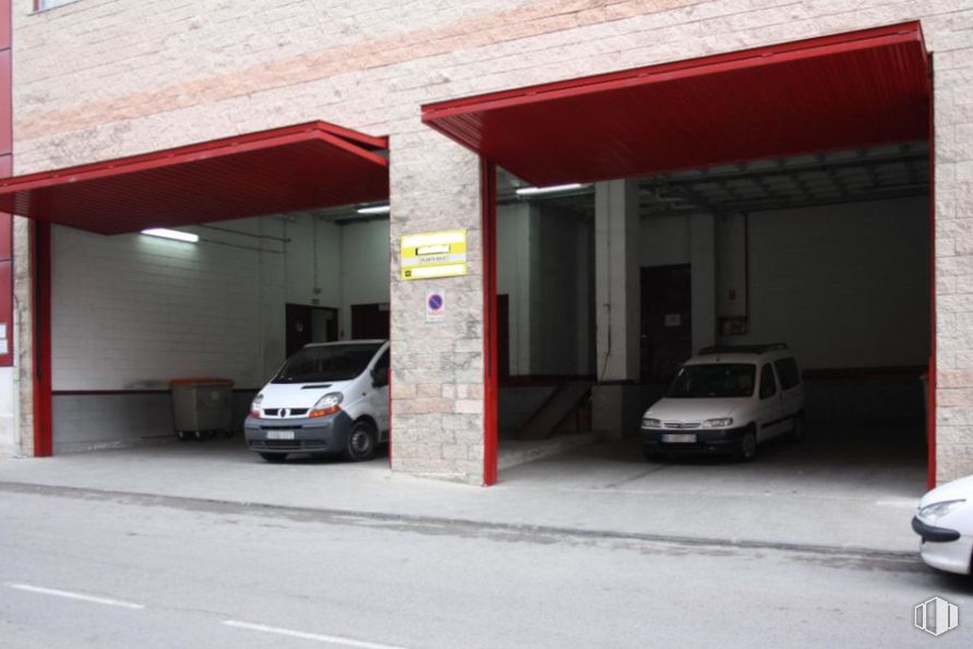 Nave en alquiler en Calle Haya, 15, Carabanchel, Madrid, 28044 con coche, camioneta, luz de estacionamiento, propiedad, vehículo, neumático, iluminación del automóvil, edificio, rueda y vehículo de motor alrededor