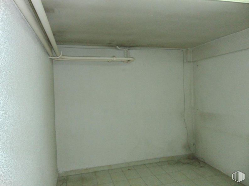 Retail for sale at Calle Eduardo Marquina, Ávila, 05001 with fixture, floor, composite material, flooring, ceiling, rectangle, plaster, gas, paint and building material around