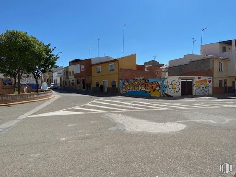 Land for sale at Plaza San Sebastián, Quintanar de la Orden, Toledo, 45800 with house, sky, building, tree, window, road surface, asphalt, paint, tar and neighbourhood around