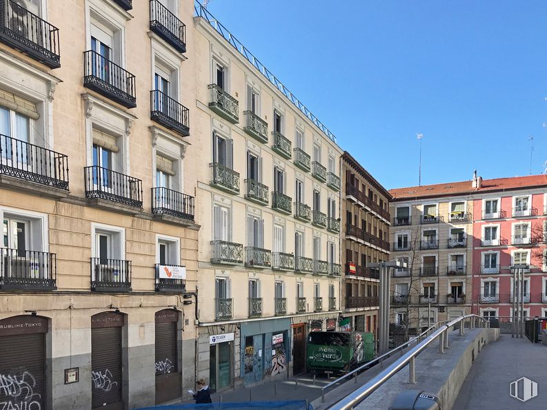 Local en alquiler en Cuesta Santo Domingo, 22, Centro, Madrid, 28013 con edificio, cielo, ventana, diseño urbano, área residencial, condominio, bienes raíces, fachada, carretera y área metropolitana alrededor