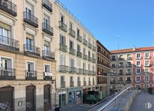 Retail for rent at Cuesta Santo Domingo, 22, Centro, Madrid, 28013 with building, sky, window, urban design, residential area, condominium, real estate, facade, road and metropolitan area around