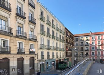 Local en alquiler en Cuesta Santo Domingo, 22, Centro, Madrid, 28013 con edificio, cielo, ventana, diseño urbano, área residencial, condominio, bienes raíces, fachada, carretera y área metropolitana alrededor