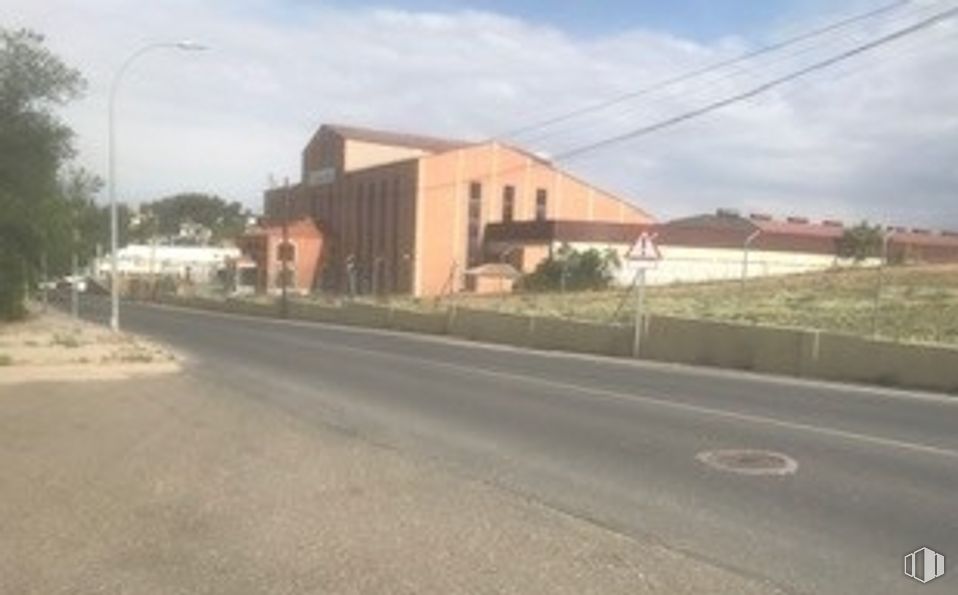 Industrial for sale & for rent at Carretera Madrid - Toledo, 65, Olías del Rey, Toledo, 45280 with building, street light, cloud, sky, plant, asphalt, tree, house, road surface and residential area around