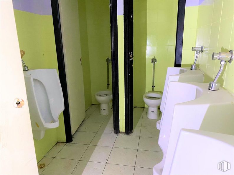 Retail for sale at Calle Eusebio Revilla, Arévalo, Ávila, 05200 with toilet, tap, property, plumbing fixture, building, toilet seat, bathroom, purple, fixture and interior design around