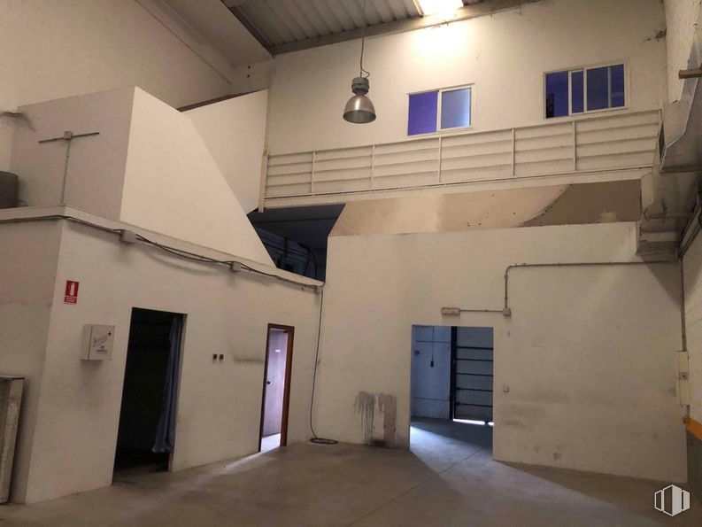 Nave en alquiler y venta en Zona industrial Getafe, Getafe, Madrid, 28906 con alumbrado, ventana, edificio, puerta, arquitectura, madera, accesorio, pared, casa y hall alrededor