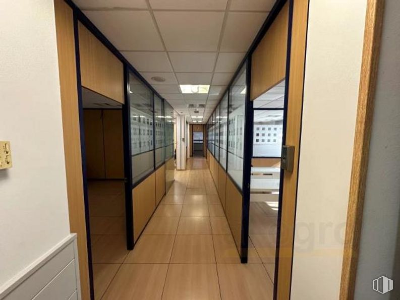 Oficina en alquiler en Calle Perú, Las Rozas de Madrid, Madrid, 28290 con edificio, accesorio, suelo, suelos, casa, madera, puerta, vidrio, techo y marco alrededor