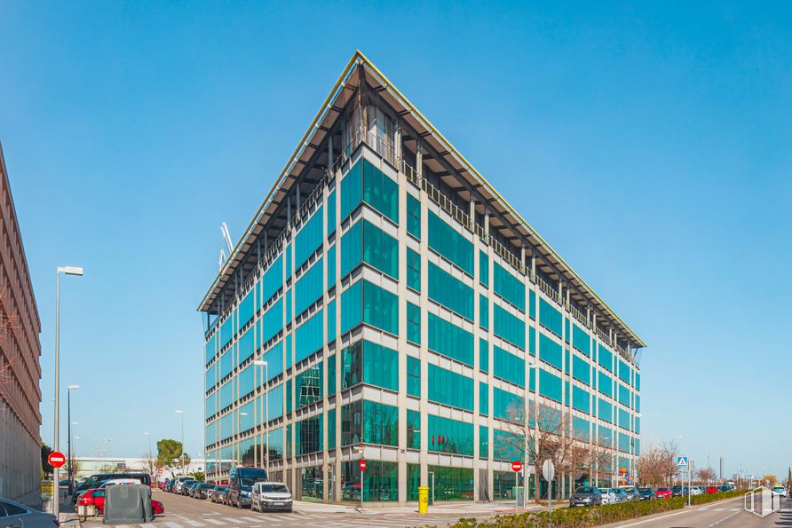 Oficina en alquiler en Edificio Dublín, Calle Vía Dublín, 7, Barajas, Madrid, 28042 con edificio, cielo, luz de la calle, bloque de torre, condominio, diseño urbano, rueda, fachada, bienes raíces y edificio comercial alrededor