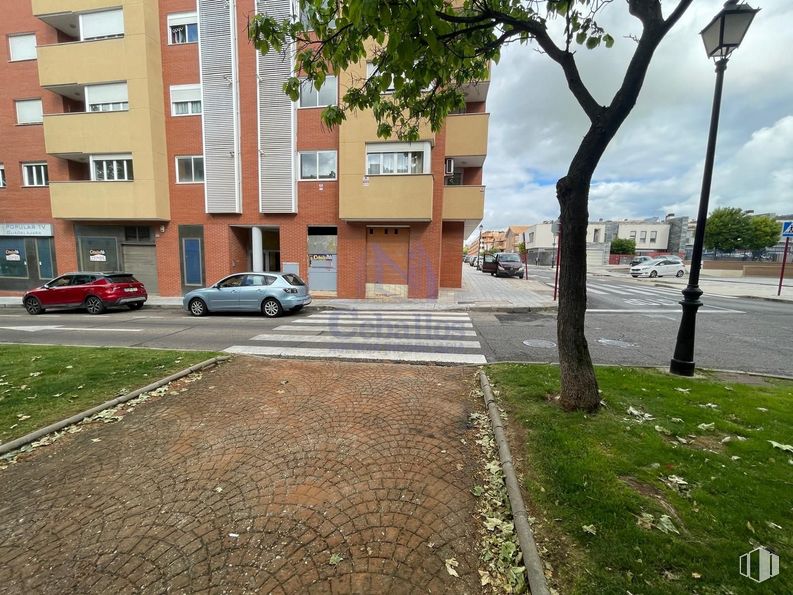 Local en venta en Avenida Bulevar Alto Tajo, 1, Guadalajara, 19005 con vehículo terrestre, rueda, coche, planta, neumático, edificio, vehículo, ventana, nube y árbol alrededor