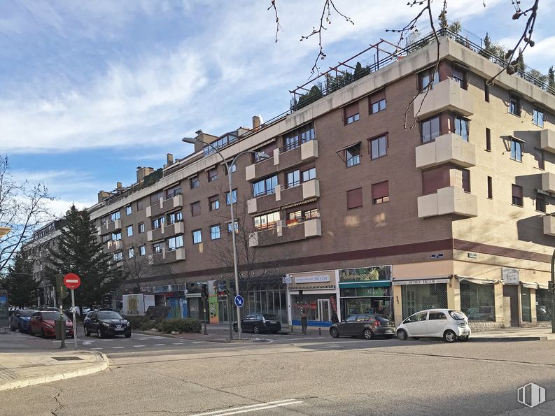 Oficina en alquiler en Avenida Ventisquero de la Condesa, Fuencarral - El Pardo, Madrid, 28035 con coche, rueda, neumático, vehículo terrestre, edificio, cielo, propiedad, ventana, nube y vehículo alrededor