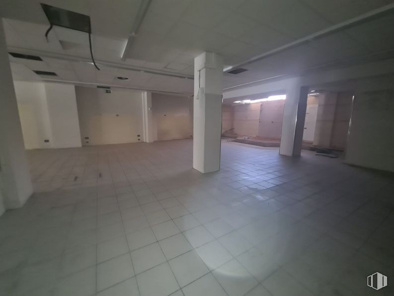 Retail for sale at Paseo de Ezequiel González, Segovia, 40002 with fixture, flooring, floor, wall, hall, composite material, ceiling, space, glass and concrete around