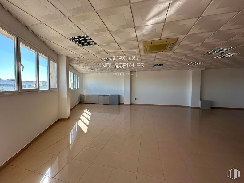 Nave en venta en Polígono Industrial Los Olivos, Getafe, Madrid, 28906 con ventana, accesorio, hall, edificio, interiorismo, suelos, suelo, propiedad material, techo y madera alrededor