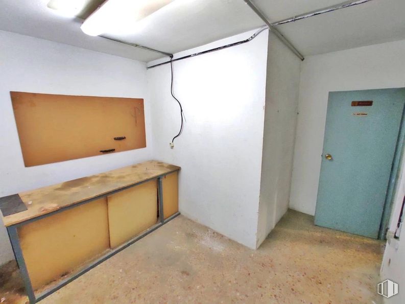 Industrial for sale at Polígono industrial, Arganda del Rey, Madrid, 28500 with door, flooring, floor, ceiling, room, plywood, wood stain, cabinetry, plaster and paint around