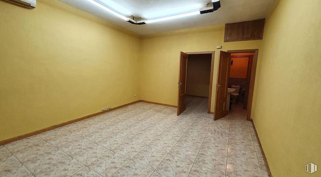 Local en venta en La Avanzada - La Cueva, Fuenlabrada, Madrid, 28945 con puerta, accesorio, madera, suelo, pasillo, piso, tinte para madera, madera, pintura y techo alrededor