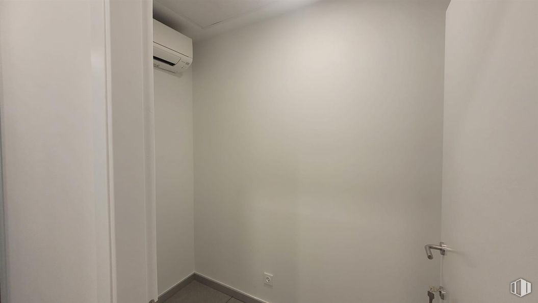 Office for rent at Edificio Cuauhtemoc, Calle Velázquez, 105, Salamanca, Madrid, 28006 with flooring, wall, floor, wood, ceiling, interior design, room, grey, apartment and silver around