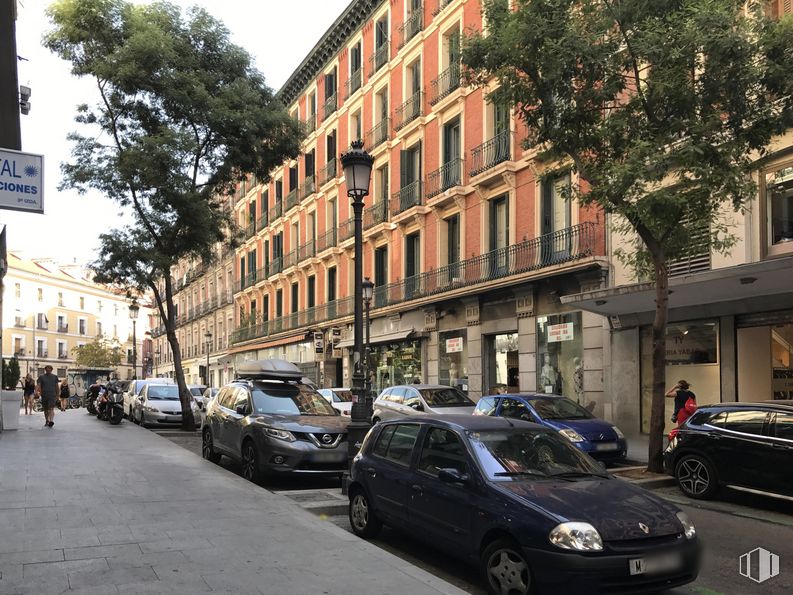 Retail for rent at Calle Conde de Romanones, 5, Centro, Madrid, 28012 with car, building, tire, wheel, land vehicle, vehicle, window, infrastructure, plant and tree around