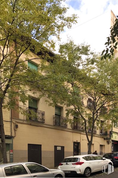 Local en alquiler en Calle Ercilla, 22, Arganzuela, Madrid, 28005 con coche, edificio, ventana, rueda, neumático, vehículo terrestre, vehículo, cielo, planta y árbol alrededor