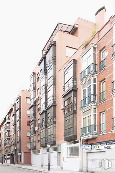 Retail for rent at Calle General Palanca, 24, Arganzuela, Madrid, 28045 with window, building, property, urban design, tower block, condominium, neighbourhood, residential area, material property and commercial building around