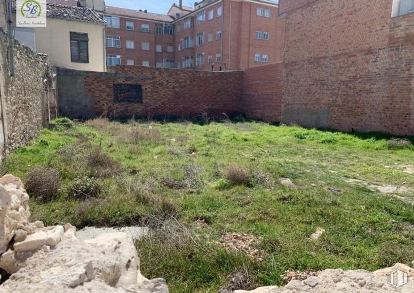 Suelo en venta en Centro urbano, Cantalejo, Segovia, 40320 con edificio, ventana, planta, lote de terreno, hierba, lecho de roca, cubierta vegetal, familia de las gramíneas, paisaje y ladrillo alrededor