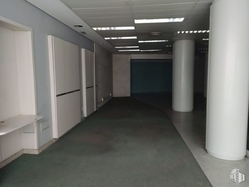 Retail for sale & for rent at Calle Alejandro Sánchez, 23, Carabanchel, Madrid, 28019 with fixture, interior design, flooring, floor, hall, ceiling, space, concrete, event and fluorescent lamp around