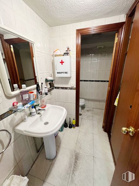 Nave en alquiler en Zona industrial, Torrejón de Ardoz, Madrid, 28850 con fregadero, espejo, grifo, accesorios de fontanería, propiedad, edificio, lavabo, cuarto de baño, casa y suelo alrededor