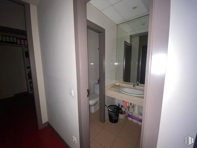 Retail for sale & for rent at Calle Emiliano Barral, Ciudad Lineal, Madrid, 28043 with sink, building, plumbing fixture, fixture, mirror, wood, house, door, bathroom and flooring around