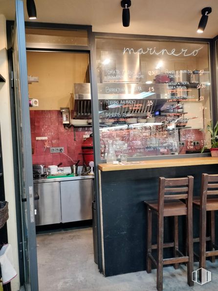 Retail for rent at Mercado de Antón Martín , Calle Santa Isabel, 5, Centro, Madrid, 28012 with chair, stool, property, product, table, interior design, plant, building, flooring and room around