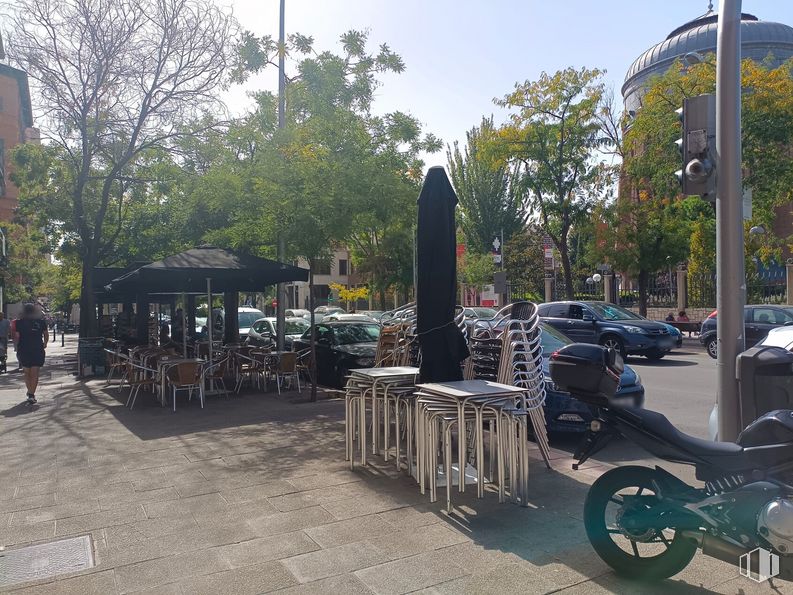 Local en alquiler en Calle Santa Engracia, Chamberí, Madrid, 28003 con rueda, persona, coche, motocicleta, edificio, neumático, cielo, vehículo, planta y vehículo de motor alrededor