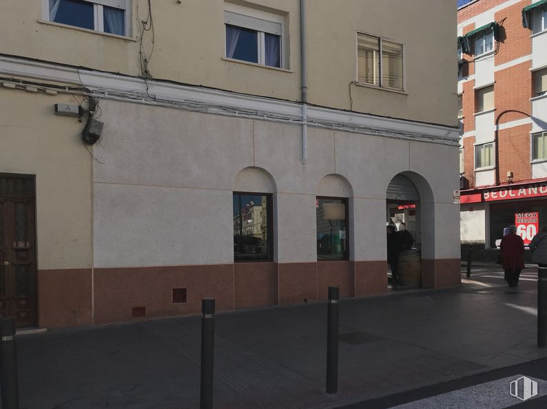 Local en alquiler en Calle Ramón y Cajal, 27, Getafe, Madrid, 28902 con ventana, edificio, persona, accesorio, puerta, fachada, ciudad, superficie de carretera, diseño urbano y asentamiento humano alrededor