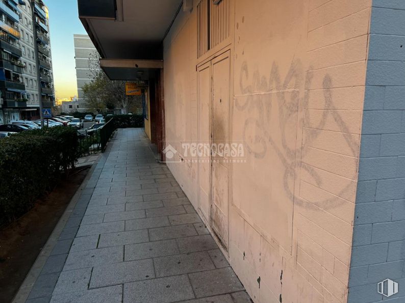 Retail for sale at Calle Sierra de Alcubierre, 2, Alcorcón, Madrid, 28923 with building, road surface, plant, window, tree, flooring, asphalt, brick, wall and sidewalk around