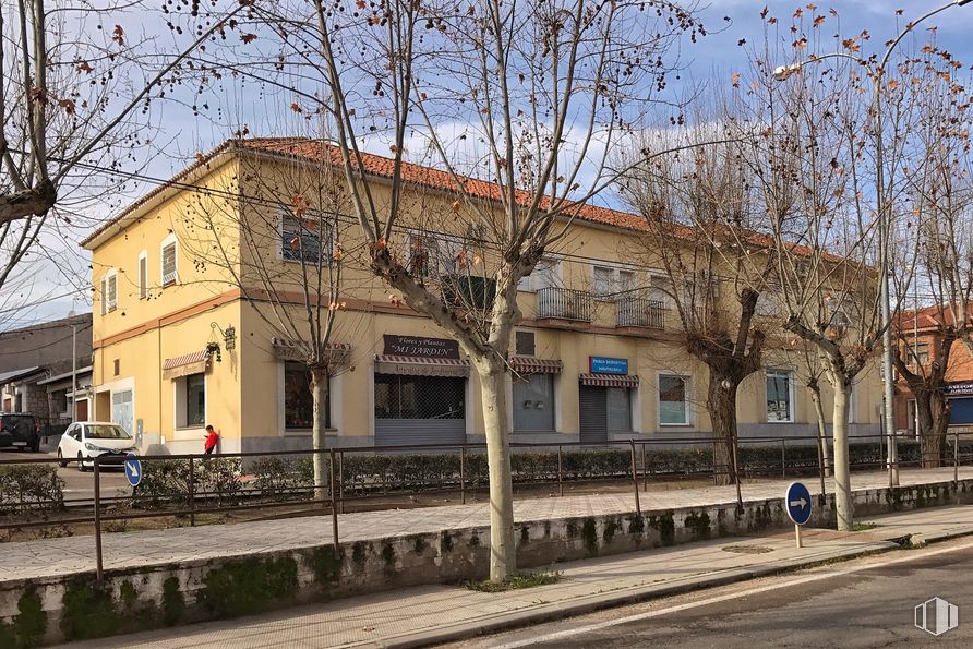 Retail for sale & for rent at Calle Erillas, 2, La Puebla de Montalbán, Toledo, 45516 with building, sky, daytime, property, window, plant, house, tree, urban design and electricity around