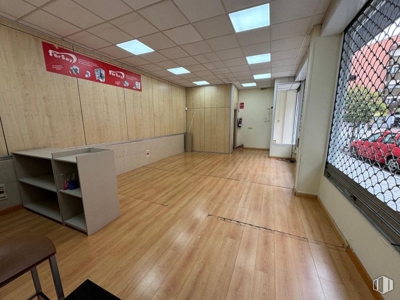 Retail for rent at Calle Unanimidad, Villaverde, Madrid, 28041 with door, wood, hall, flooring, floor, window, building, ceiling, wheel and hardwood around