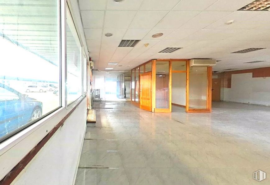 Office for sale at Calle Francisco Aritio, Guadalajara, 19004 with fixture, wall, floor, flooring, building, hall, glass, human settlement, ceiling and city around