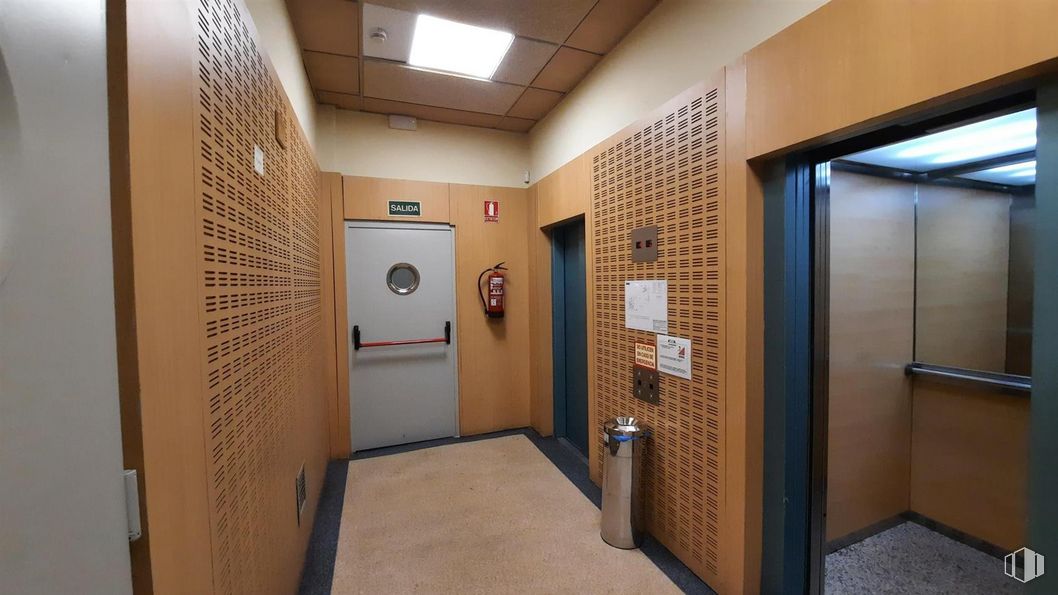 Office for rent at Calle Méndez Álvaro, 9 , Arganzuela, Madrid, 28045 with property, door, fixture, architecture, interior design, flooring, floor, wall, ceiling and real estate around