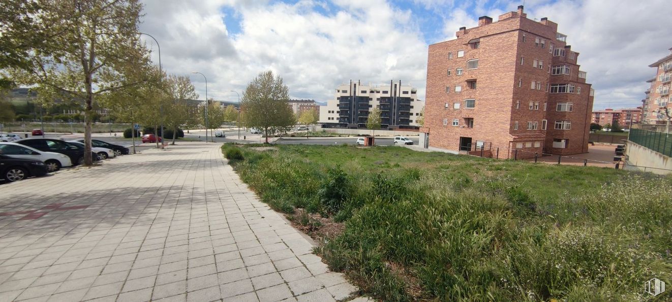 Land for sale at Avenida Derechos Humanos, Ávila, 05003 with car, building, sky, cloud, plant, window, urban design, road surface, tree and grass around