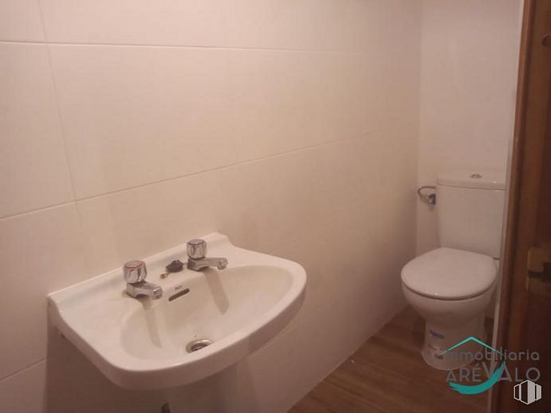 Local en alquiler y venta en Centro urbano, Arévalo, Ávila, 05200 con inodoro, fregadero, accesorios de fontanería, lavabo, grifo, morado, cuarto de baño, fluido, suelo y asiento del inodoro alrededor