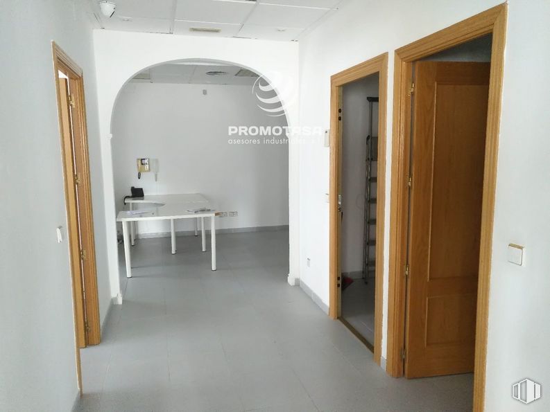 Oficina en alquiler en Zona industrial, Rivas-Vaciamadrid, Madrid, 28529 con mesa, armario, propiedad, edificio, accesorio, suelos, suelo, puerta, madera y hall alrededor