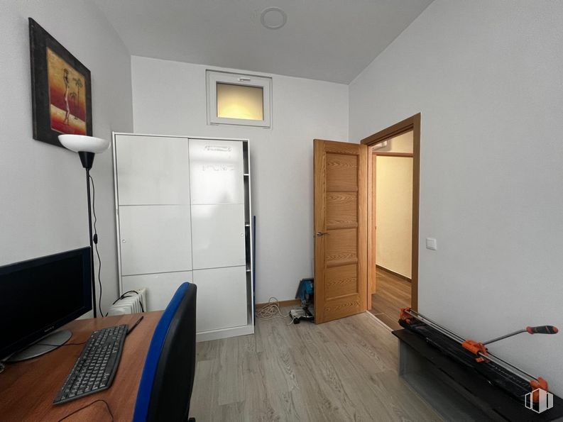 Local en venta en Zona El val, Alcalá de Henares, Madrid, 28804 con teclado del ordenador, pantalla de ordenador, puerta, marco, accesorio, madera, interiorismo, periféricos, escritorio y suelos alrededor