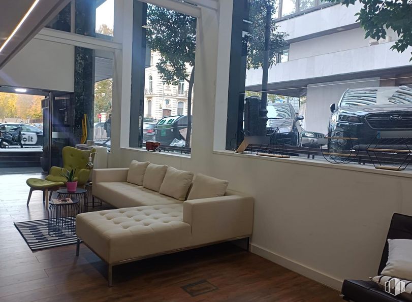 Retail for sale & for rent at Castellana/Salamanca, Salamanca, Madrid, 28006 with couch, furniture, window, building, wood, shade, flooring, floor, comfort and living room around