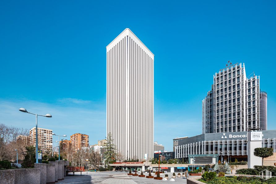 Oficina en alquiler en Torre Picasso, Plaza Pablo Ruiz Picasso, 1, Tetuán, Madrid, 28020 con edificio, luz de la calle, cielo, rascacielos, tiempo de día, propiedad, nube, torre, diseño urbano, condominio y bloque de pisos alrededor