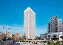 Office for rent at Torre Picasso, Plaza Pablo Ruiz Picasso, 1, Tetuán, Madrid, 28020 with building, street light, sky, skyscraper, daytime, property, cloud, tower, urban design, condominium and tower block around