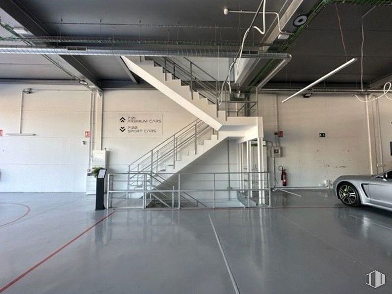 Industrial for sale & for rent at Polígono industrial Móstoles, Móstoles, Madrid, 28935 with wheel, car, tire, floor, ceiling, hall, parking, parking lot, steel and fluorescent lamp around