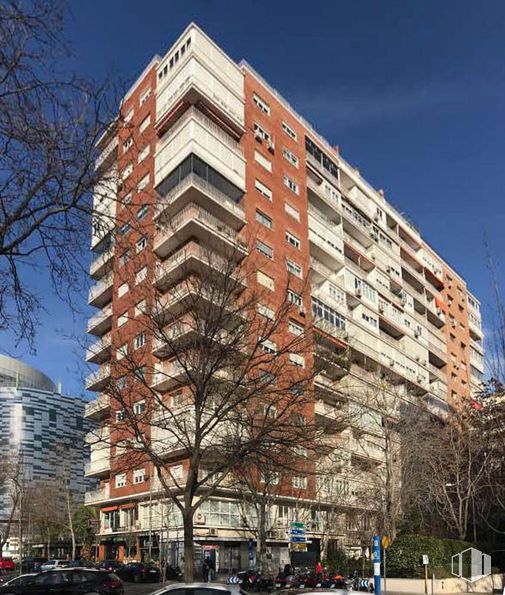 Retail for rent at Paseo Castellana, 192, Chamartín, Madrid, 28046 with building, sky, property, daytime, window, tree, tower block, condominium, urban design and wheel around