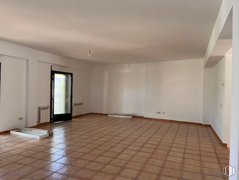 Retail for rent at Calle Bispo, Villaviciosa de Odón, Madrid, 28670 with door, floor, flooring, wood, ceiling, interior design, tile flooring, room, hall and apartment around