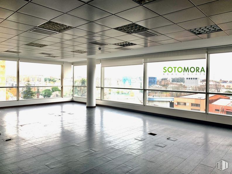 Oficina en venta en Arroyo de La Vega - La Moraleja, Alcobendas, Madrid, 28042 con accesorio, diseño de interiores, piso, suelo, bienes raíces, vidrio, edificio comercial, techo, ciudad y sombra alrededor