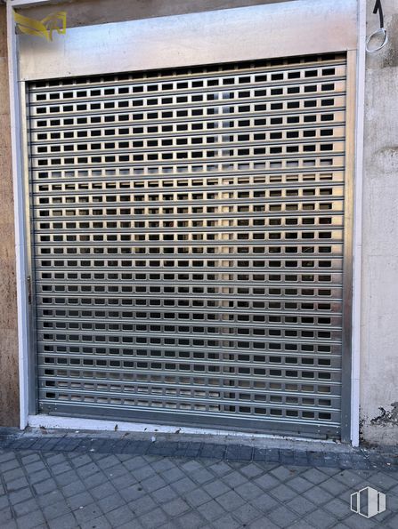 Retail for sale & for rent at Calle Bañeza, Fuencarral - El Pardo, Madrid, 28029 with window, grille, fixture, building, wood, door, rectangle, architecture, automotive tire and mesh around