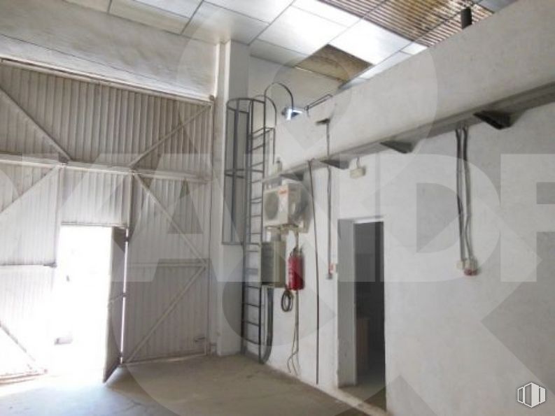 Industrial for sale at Santa María de Benquerencia, Toledo, 45007 with building, fixture, door, house, flooring, gas, composite material, ceiling, wood and aluminium around