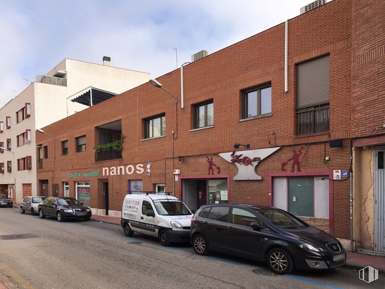 Local en alquiler en Calle Negritas, 11, Valdemoro, Madrid, 28342 con coche, ventana, rueda, neumático, edificio, luz de estacionamiento, cielo, vehículo terrestre, vehículo y propiedad alrededor